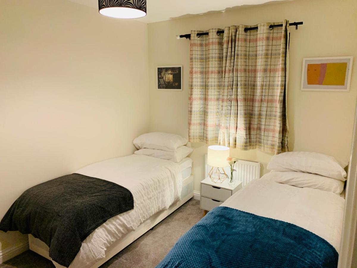 Whyte, Modern 3 Bed House With Garden, Sleeps 9, Free Parking, Sittingbourne City Centre, Kent Exterior foto